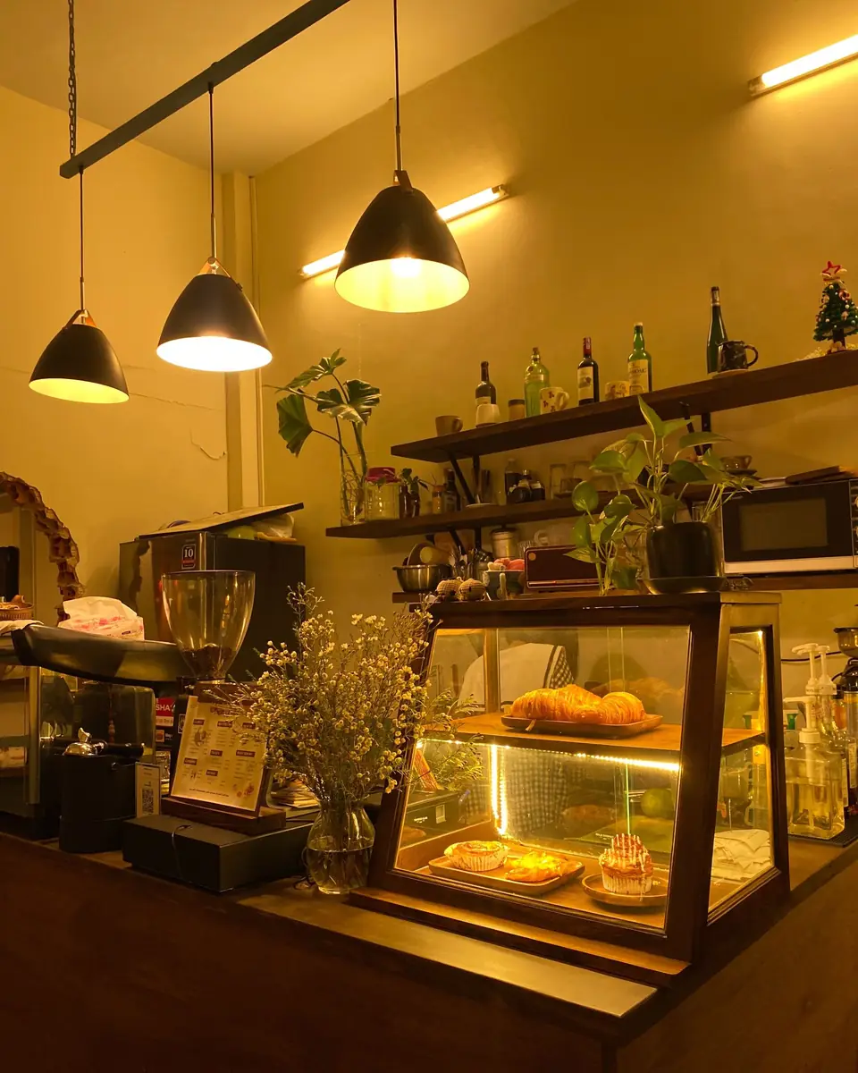 閉店後の、明かりの残るカフェのカウンター
